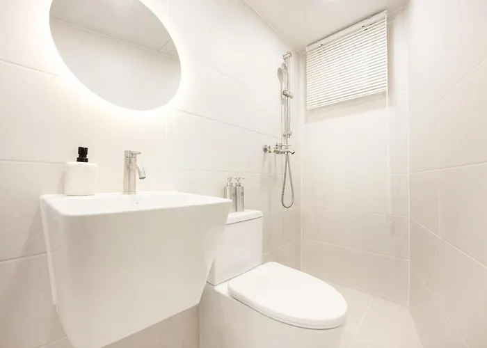 Villa The Nook - Private Retreat Near Station