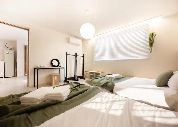 The Nook - Private Retreat Near Station Villa *