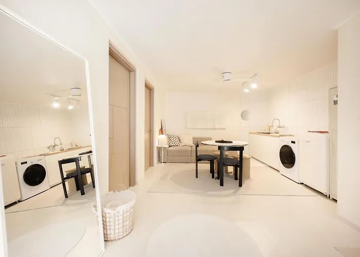 Villa The Nook - Private Retreat Near Station *