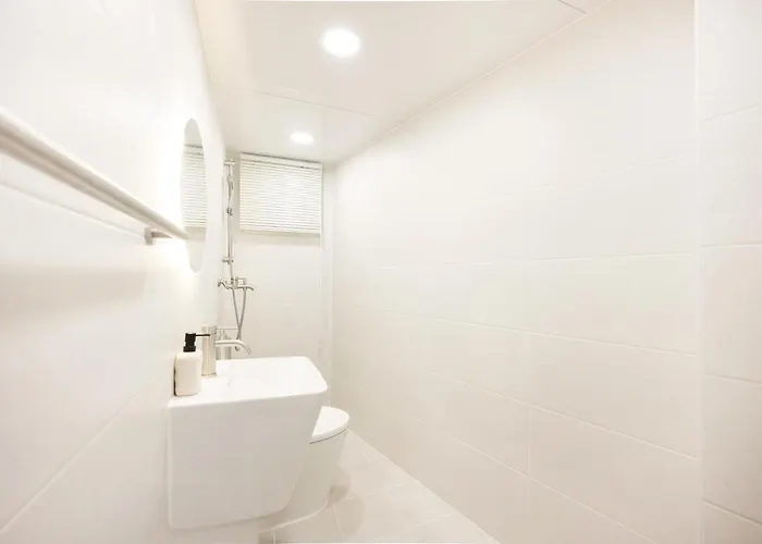 Villa The Nook - Private Retreat Near Station