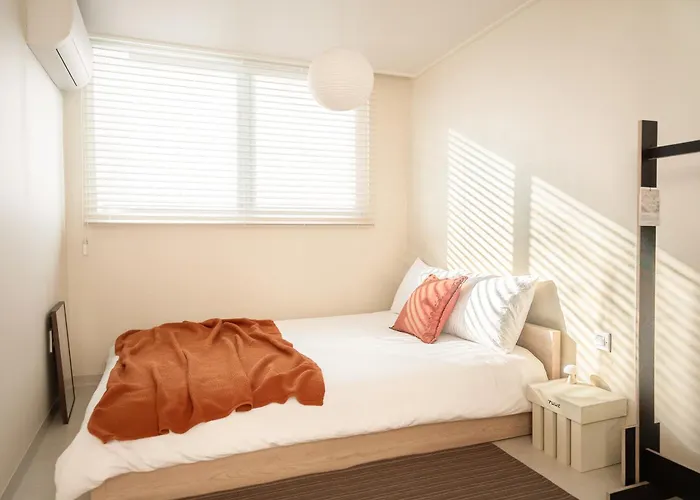 The Nook - Private Retreat Near Station Villa