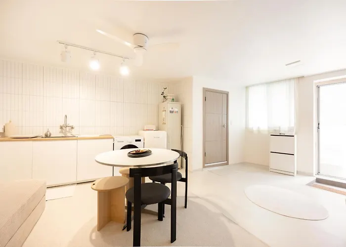 The Nook - Private Retreat Near Station Villa