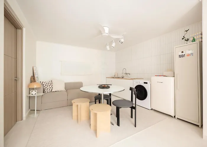 The Nook - Private Retreat Near Station