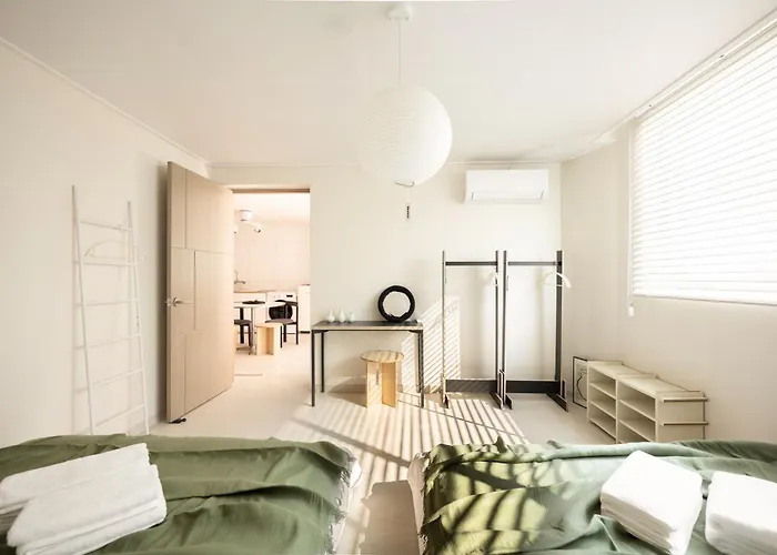 The Nook - Private Retreat Near Station Villa